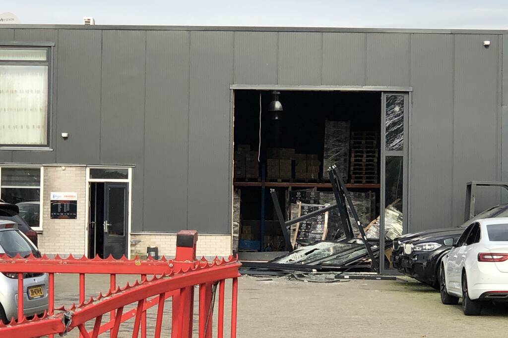 Arrestatieteam valt met zwaar geschut bedrijfspand binnen