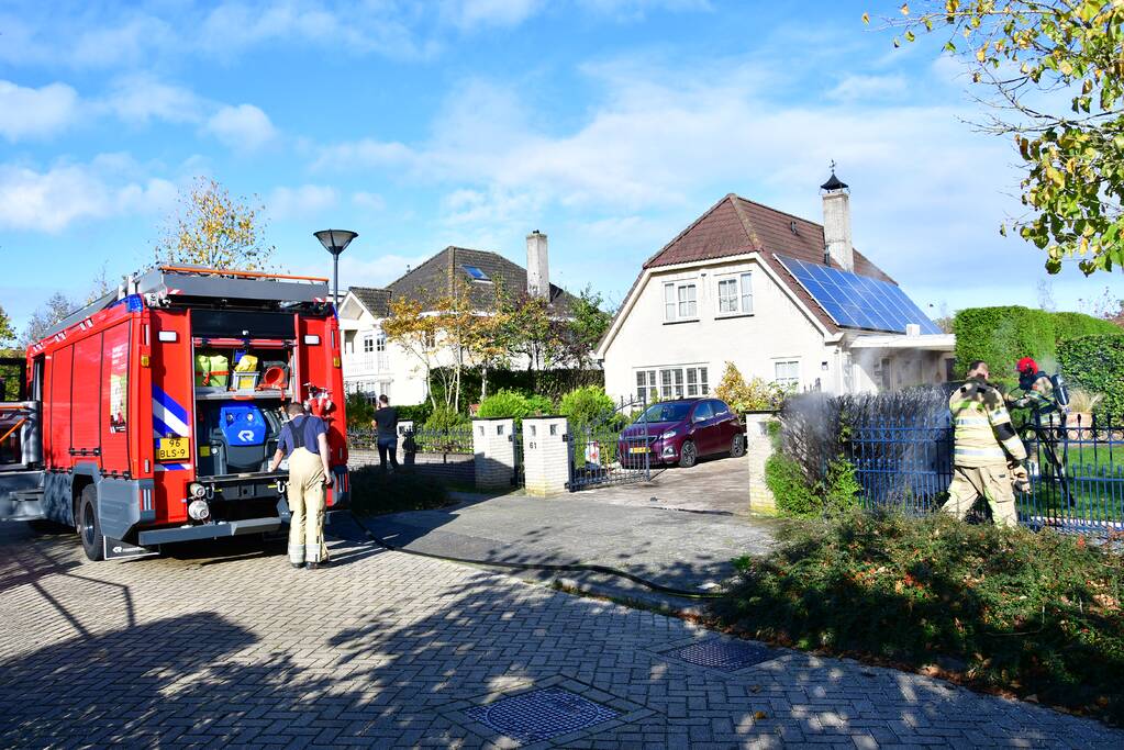 Heg vliegt in brand door onkruidbrander in de Landerijen