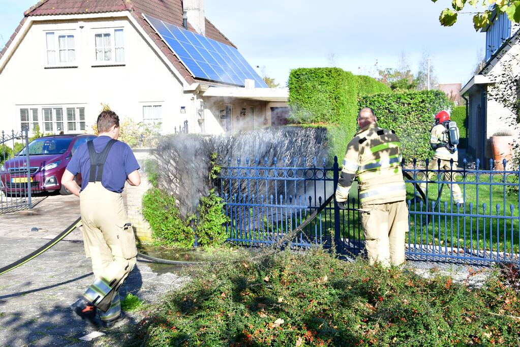 Heg vliegt in brand door onkruidbrander in de Landerijen