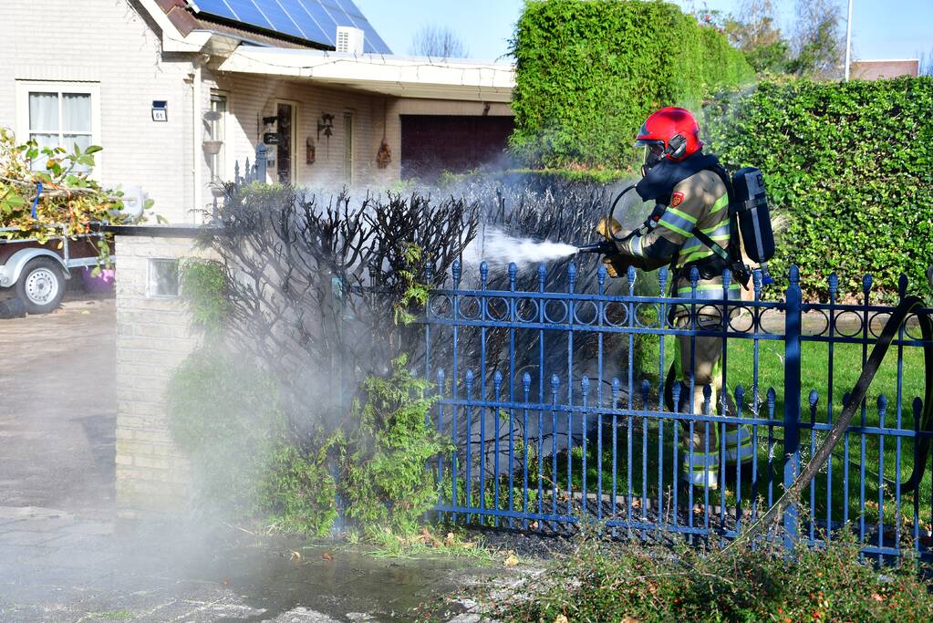 Heg vliegt in brand door onkruidbrander in de Landerijen