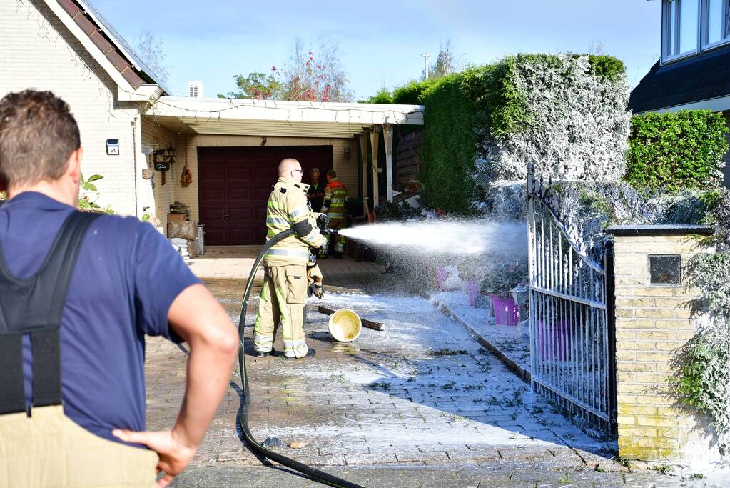 Heg vliegt in brand door onkruidbrander in de Landerijen