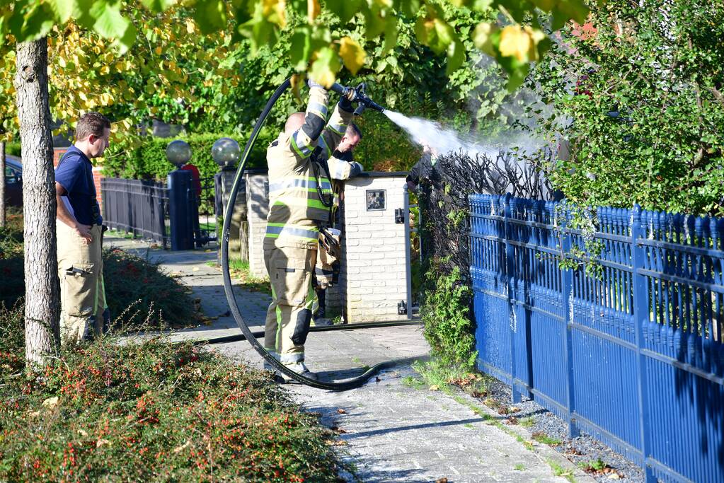 Heg vliegt in brand door onkruidbrander in de Landerijen