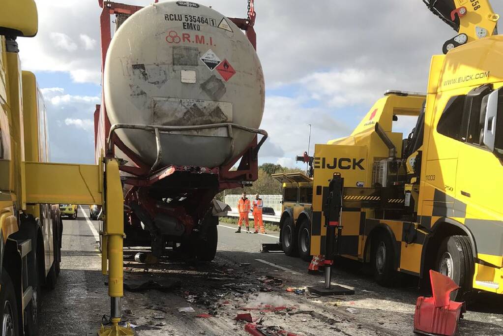 Vrachtwagenchauffeur overleden na aanrijding met vrachtwagen