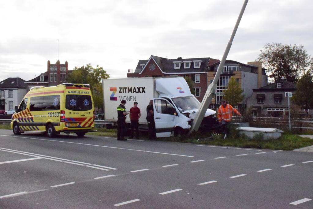 Meerdere voertuigen flink beschadigd bij aanrijding