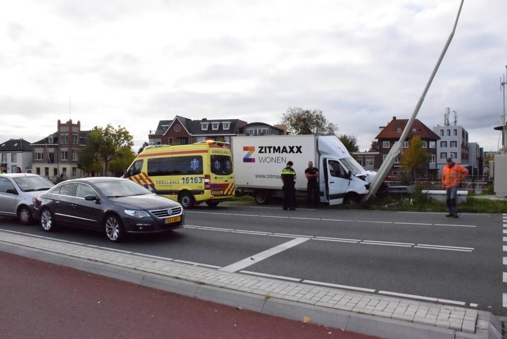 Meerdere voertuigen flink beschadigd bij aanrijding