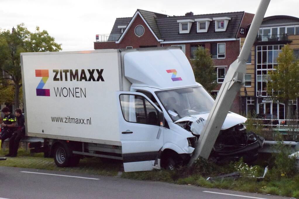 Meerdere voertuigen flink beschadigd bij aanrijding