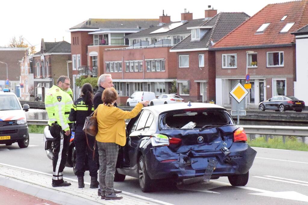 Meerdere voertuigen flink beschadigd bij aanrijding