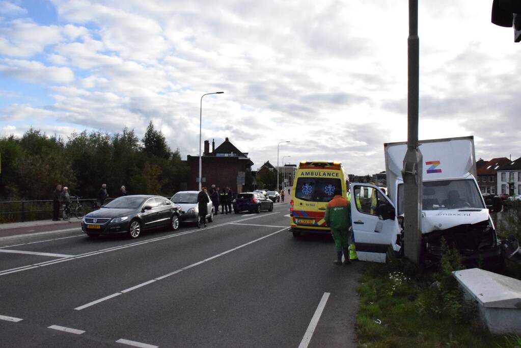 Meerdere voertuigen flink beschadigd bij aanrijding