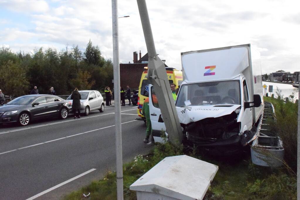 Meerdere voertuigen flink beschadigd bij aanrijding