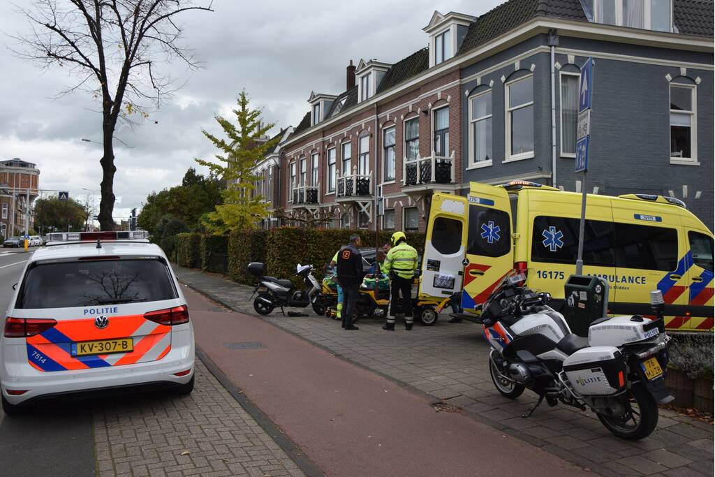 Automobilist ziet scooterrijder over het hoofd