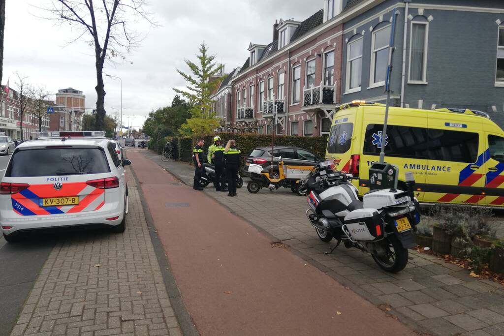 Automobilist ziet scooterrijder over het hoofd