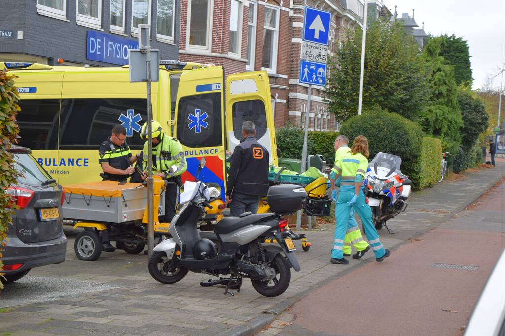 Automobilist ziet scooterrijder over het hoofd