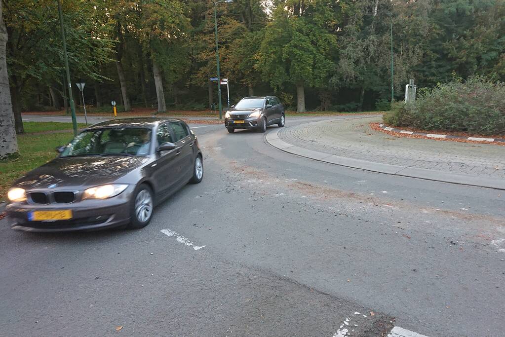 Puin op rotonde zorgt voor verkeersstremming