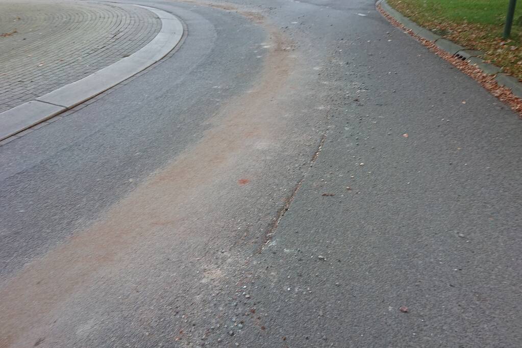 Puin op rotonde zorgt voor verkeersstremming