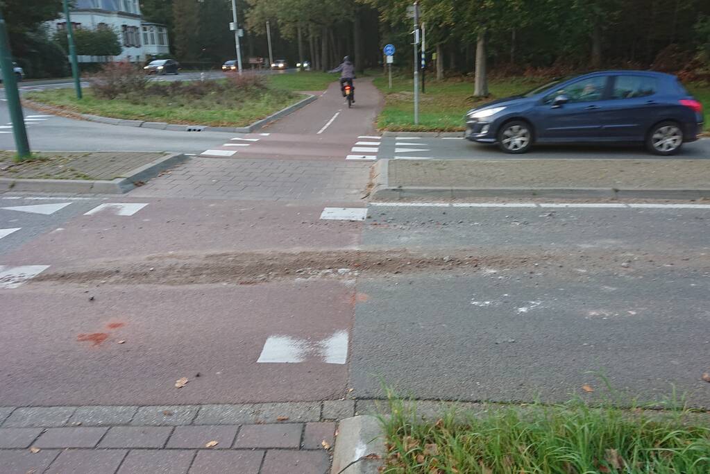 Puin op rotonde zorgt voor verkeersstremming