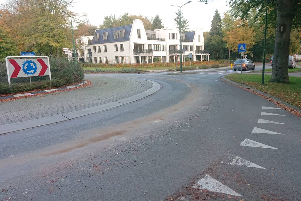 Puin op rotonde zorgt voor verkeersstremming
