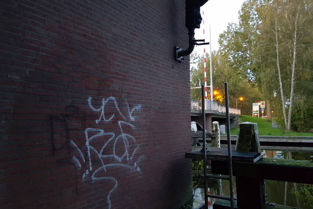 Brandweer blust aangestoken brandje in brugwachtershuisje