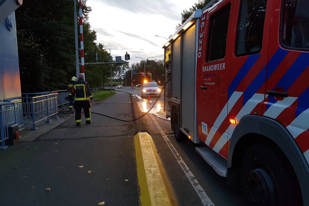 Brandweer blust aangestoken brandje in brugwachtershuisje