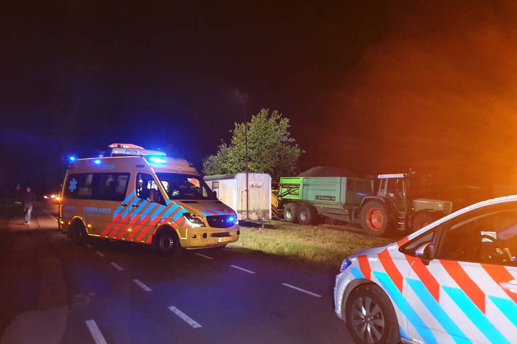 Persoon met hand bekneld in landbouwmachine