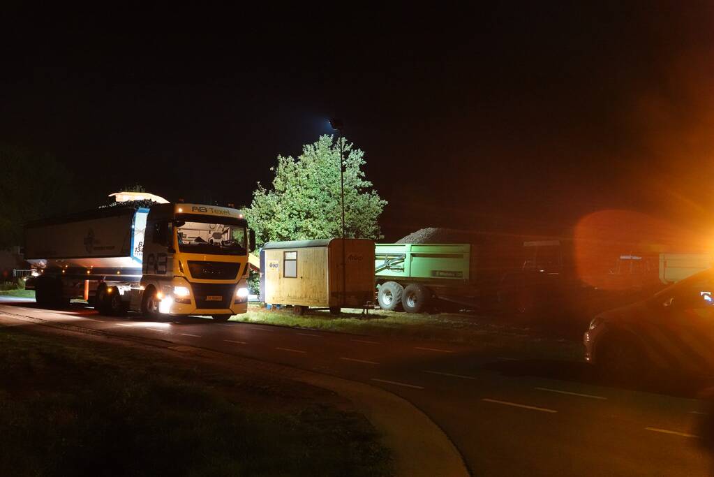 Persoon met hand bekneld in landbouwmachine