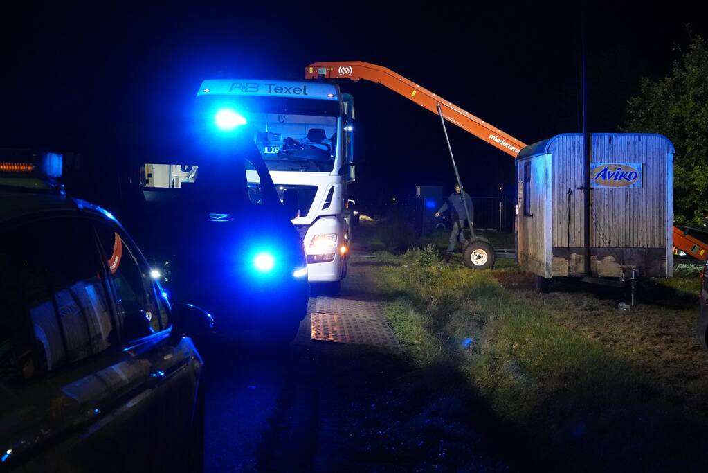 Persoon met hand bekneld in landbouwmachine