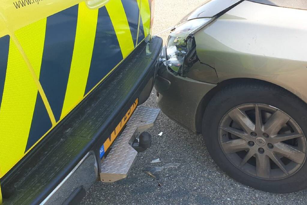 Personenauto botst op voertuig Rijkswaterstaat