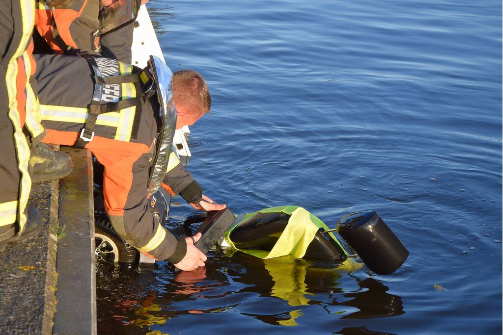 Man op scootmobiel te water geraakt