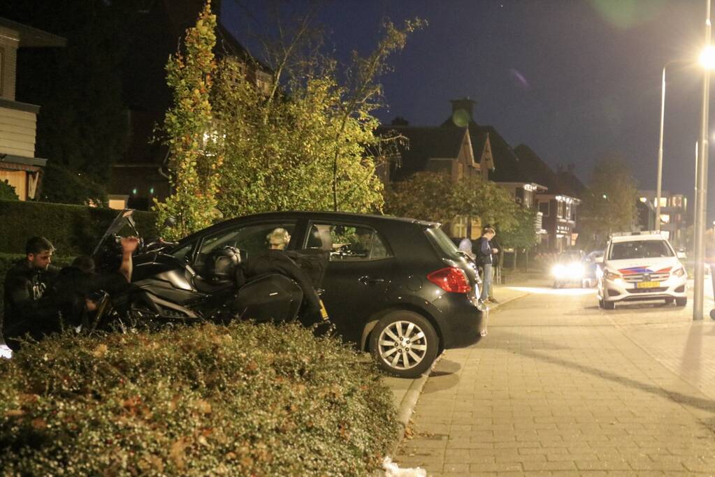 Automobiliste botst op motorrijder