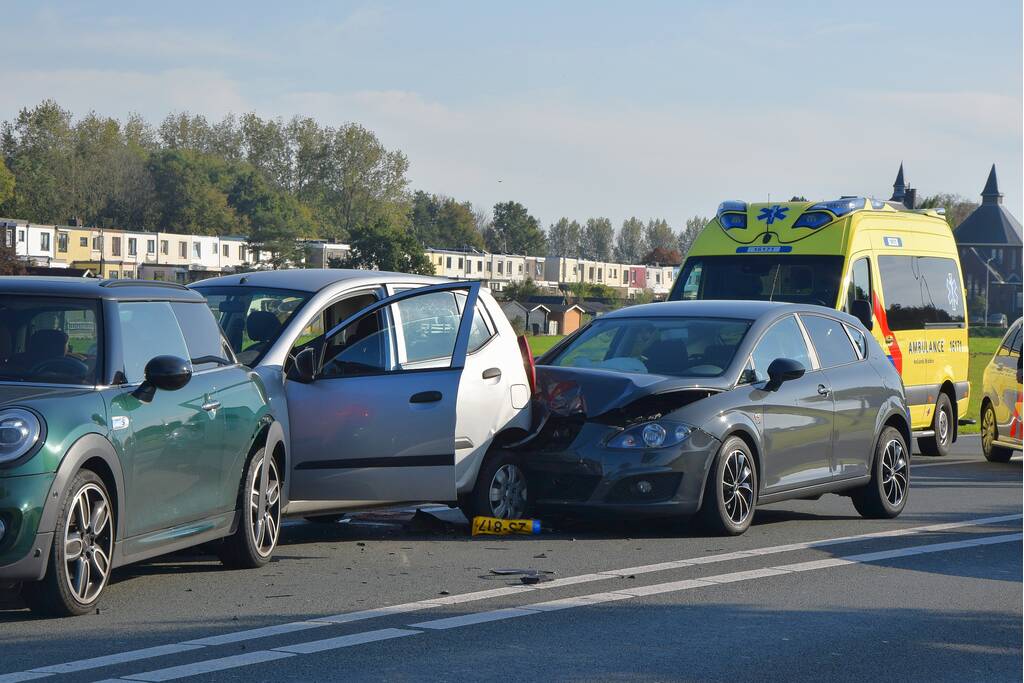 Meerdere auto's beschadigd bij kettingbotsing