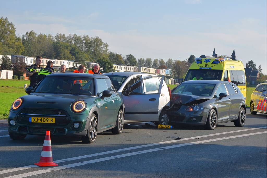 Meerdere auto's beschadigd bij kettingbotsing