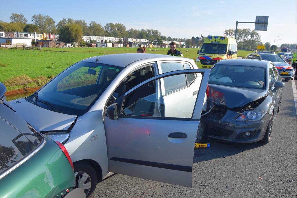 Meerdere auto's beschadigd bij kettingbotsing