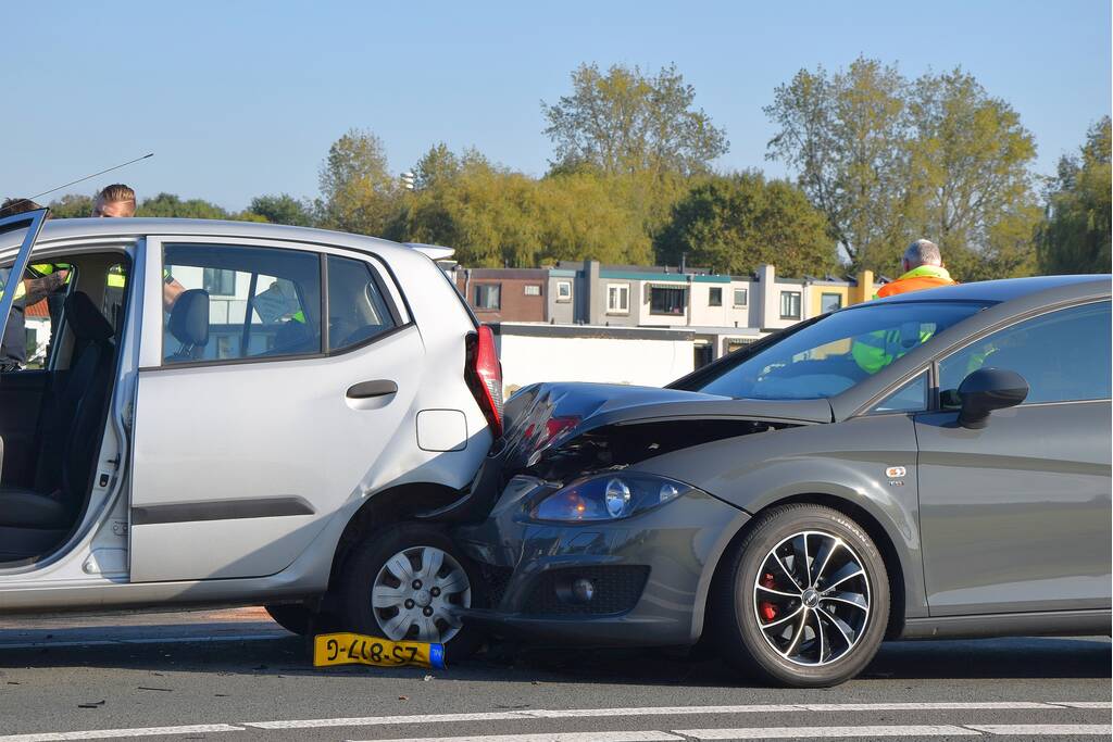 Meerdere auto's beschadigd bij kettingbotsing