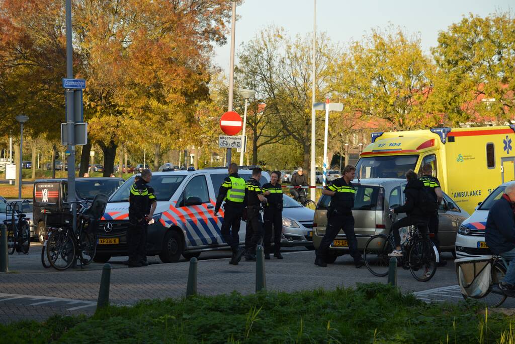 Automobilste rijdt met auto water in