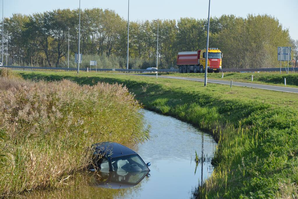 Bestuurder rijdt met auto de sloot in