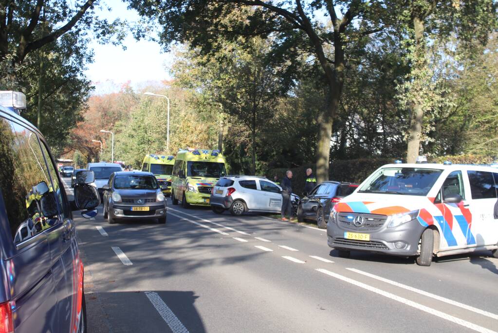 Drie voertuigen betrokken bij aanrijding Beekbergen