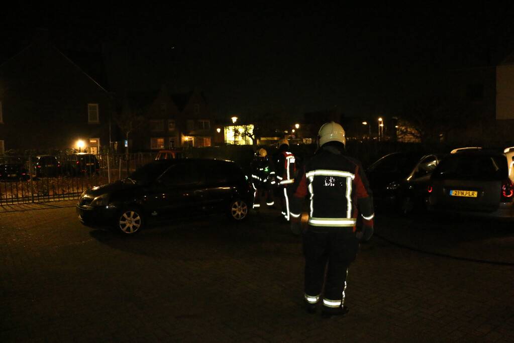 Auto vliegt spontaan in brand