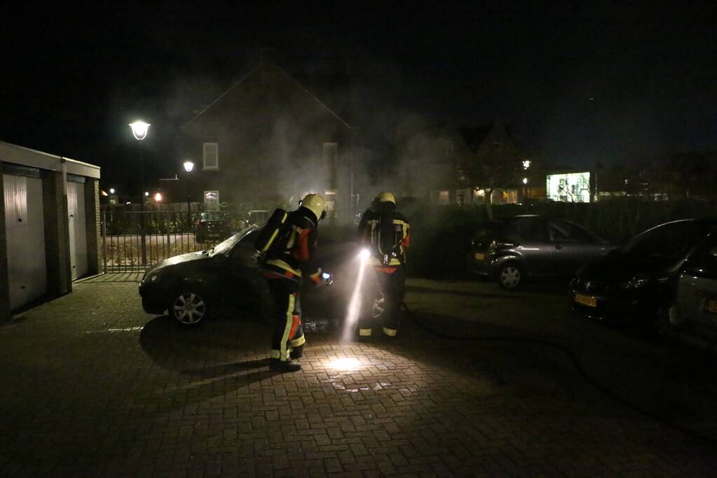 Auto vliegt spontaan in brand