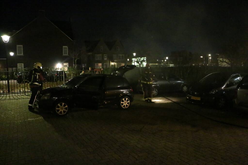 Auto vliegt spontaan in brand