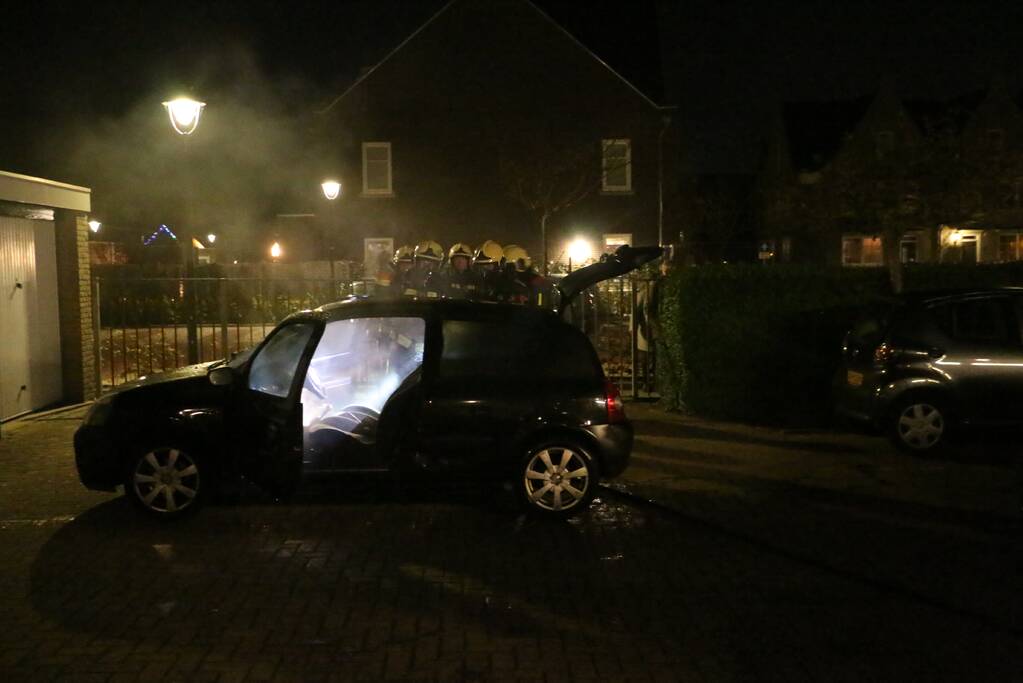 Auto vliegt spontaan in brand