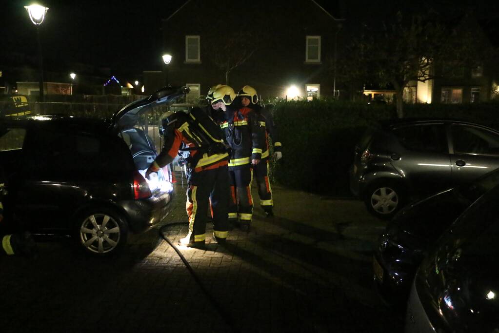 Auto vliegt spontaan in brand
