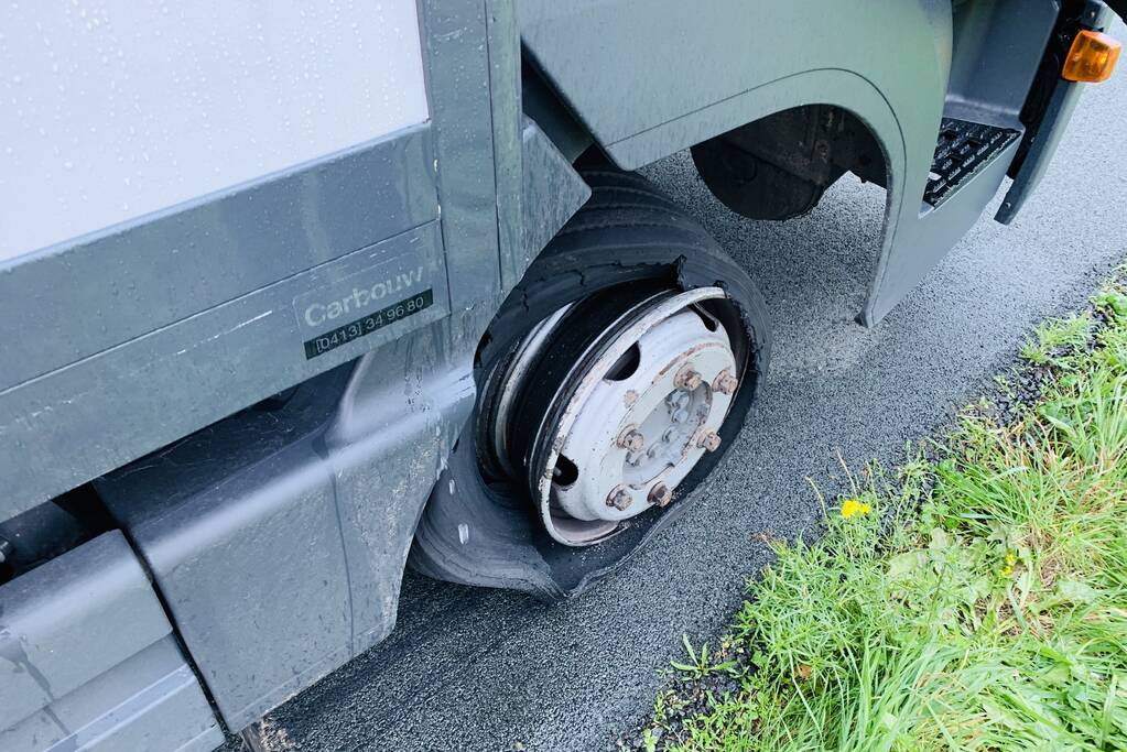 Rijstrook afgesloten na klapband vrachtwagen
