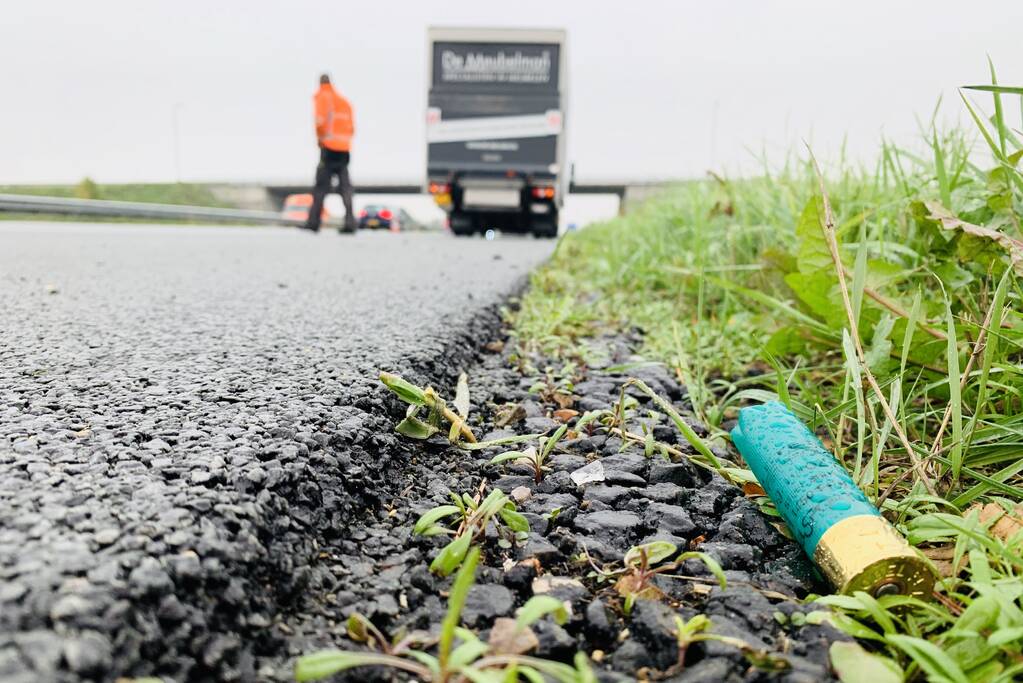 Rijstrook afgesloten na klapband vrachtwagen