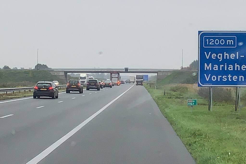 Rijstrook afgesloten na klapband vrachtwagen