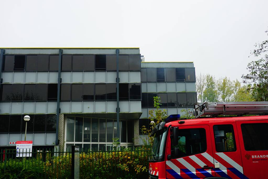 Veel rook uit leegstaand kantoorpand
