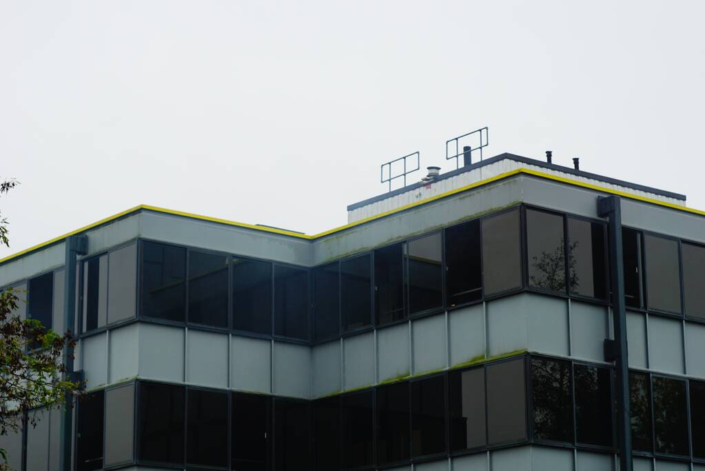 Veel rook uit leegstaand kantoorpand