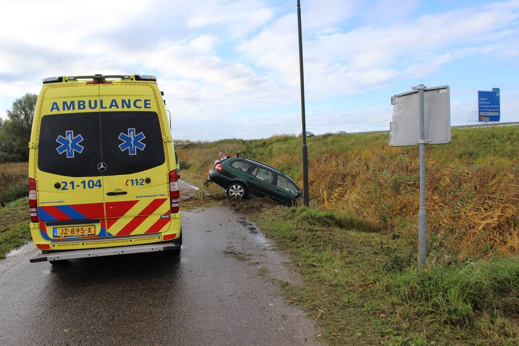 Auto rijdt van talud sloot in