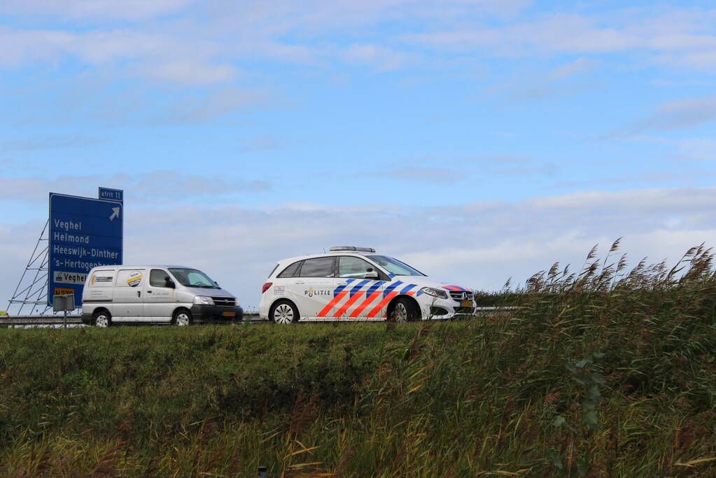 Auto rijdt van talud sloot in