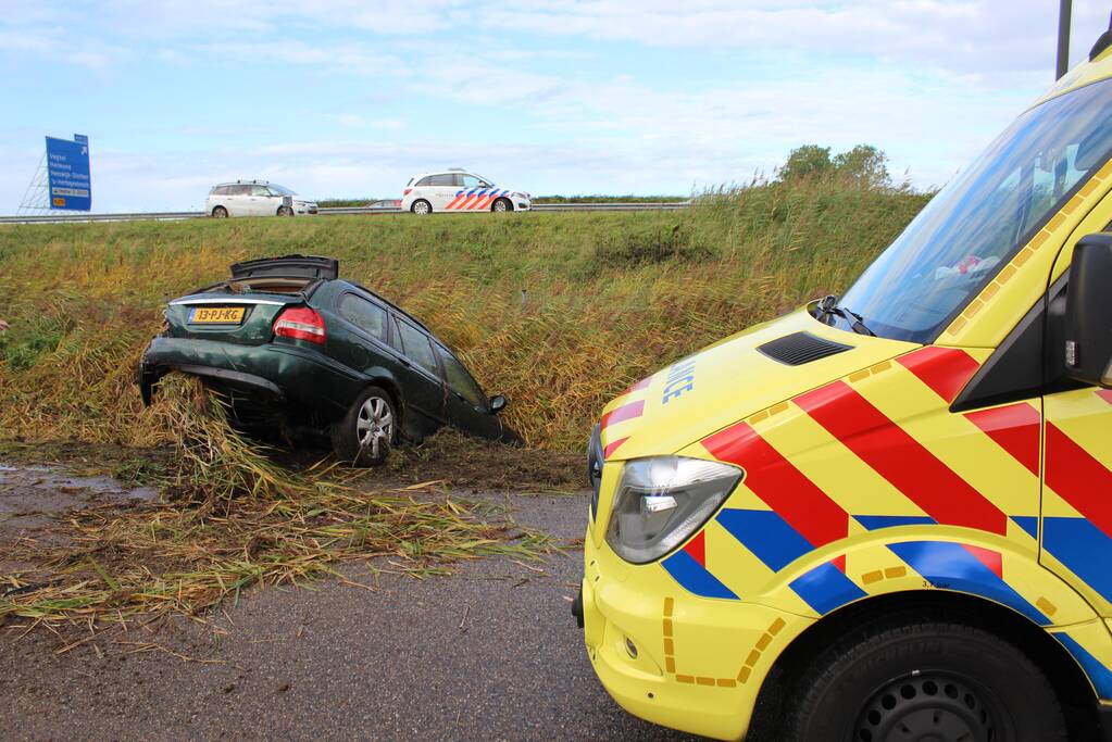 Auto rijdt van talud sloot in