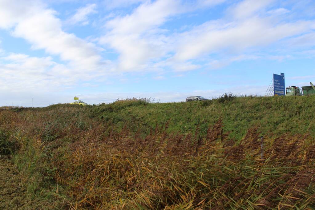 Auto rijdt van talud sloot in