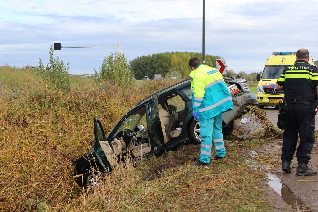 Auto rijdt van talud sloot in